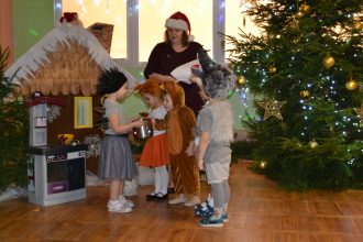 „Zvaniņa” bērni brīnumus meklēja Ziemassvētku pasakā
