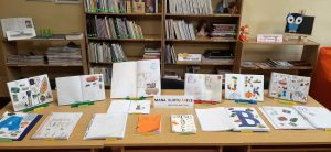 Ilūkstes pilsētas Bērnu bibliotēkā apskatāma bērnudārza audzēkņu „Burtu grāmatiņu” izstāde