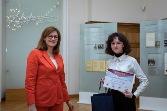 Konkursa „Sargāsim Latviju kopā” laureāte – Ilūkstes Raiņa vidusskolas skolniece Dagmāra Dumbra-Dumbrovska