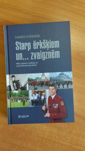 Mūsu skolas absolvents Dainis Vuškāns prezentē savu grāmatu