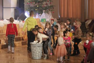 Bērnus uz Ziemassvētku pasākumu aicināja Ziemassvētku vecītis ar saviem palīgiem Minniju un Mikiju