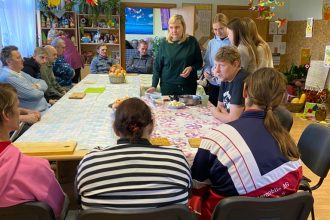 Latvijas Sarkanā Krusta jaunietes ciemojas Višķu sociālās un dienas aprūpes centrā